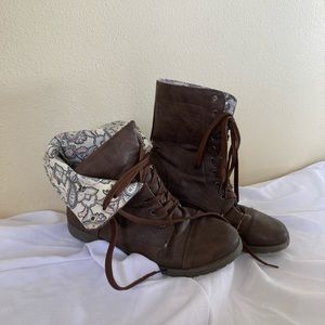 Size 10 boots, suede brown, lace up